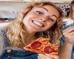 Jasmin Lind eating non vegetarian food